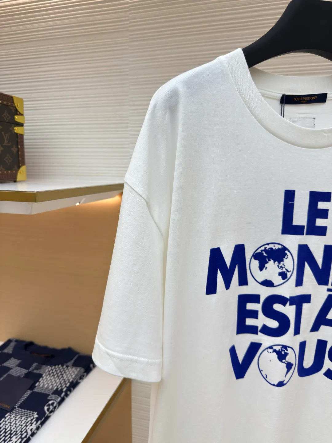 LOUIS VUITTON flocked letter printed T-shirt ●Authentic product: purchased and developed for 7400 ●Item number: 1680273-A05 ●Fabric: flocked fabric ●Technology: Printing production ●Version: fitted version ●Weight: about 240 grams ●Size: XS-S-M-L ●Description: The fabric is made of 40s double-ply long-staple cotton plain weave. The fabric surface is treated with dust-free wool wadding. The finished fabric is passed through a mercerizing machine to increase the gloss of the fabric. It is matched with 32s double-ply cotton cover silk cylindrical open rib, and the front panel is made of Made of nylon velvet material, the pattern is laser-engraved and cut by scanning the Y-pattern pattern, and it is integrated with an electric hydraulic thermostatic machine for pressing. The back is equipped with a white silk material yarn-dyed square mark, and the inner wash mark is equipped with the new 2025 square woven mark. The overall wiring is straight and delicate, the fabric is comfortable and soft, and the color is consistent without color difference. It can be matched with the same style to create a fashionable look and control various occasions. Customized accessories, complete with three standards, same style for men and women!